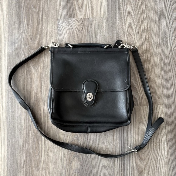 Coach Handbags - VTG 90s Coach Black Leather Willis Crossbody Bag Purse Turnlock 9927